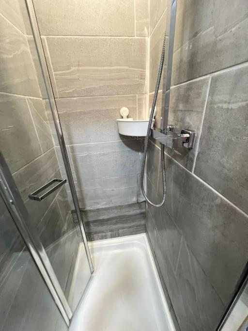2 Bedroom Apartment Near Station London Exterior photo