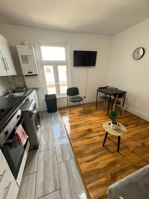 2 Bedroom Apartment Near Station London Exterior photo